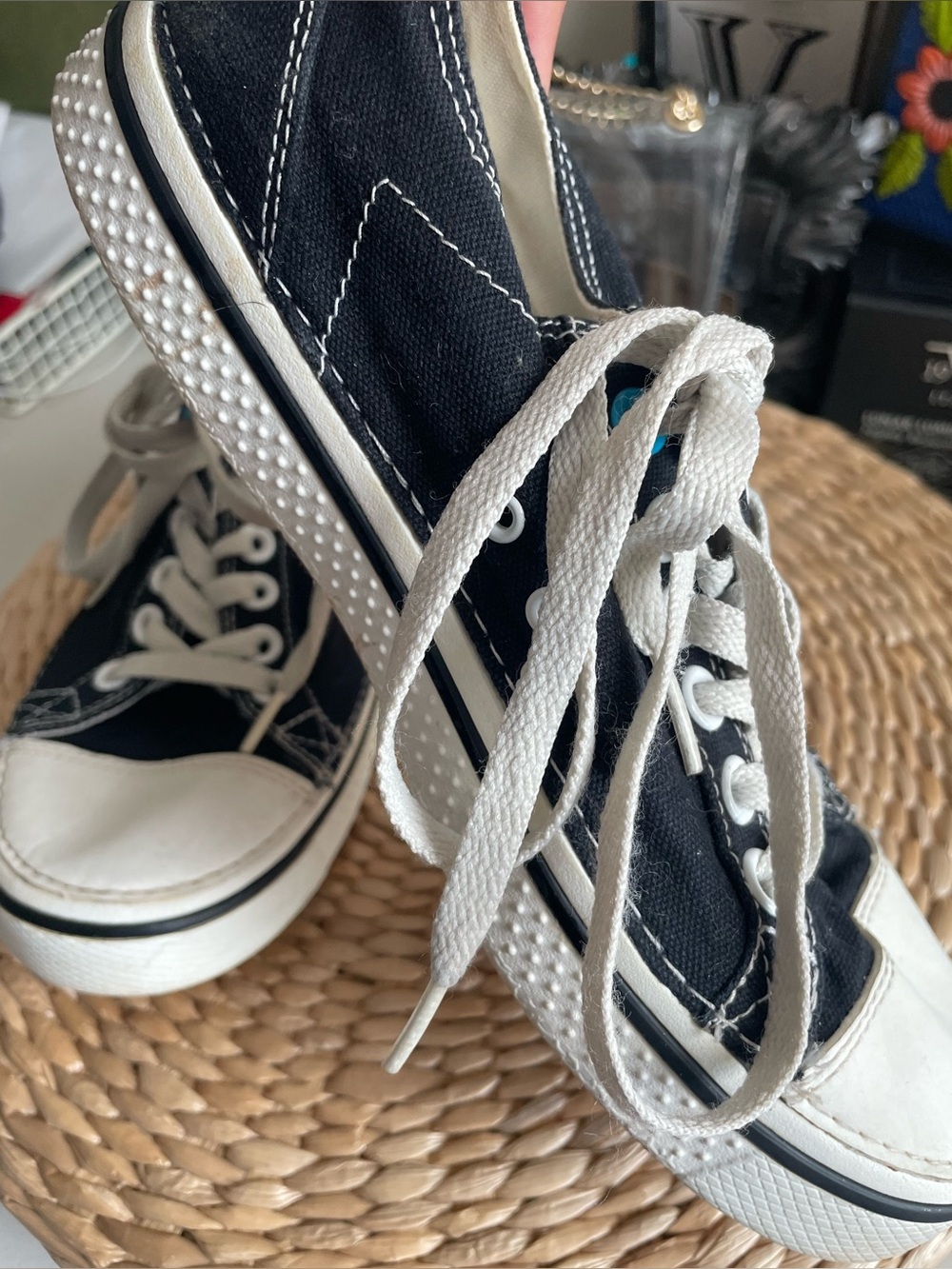 CROCS Woman’s Sneakers in SZ 7 in gently used condition - Picture 9 of 9